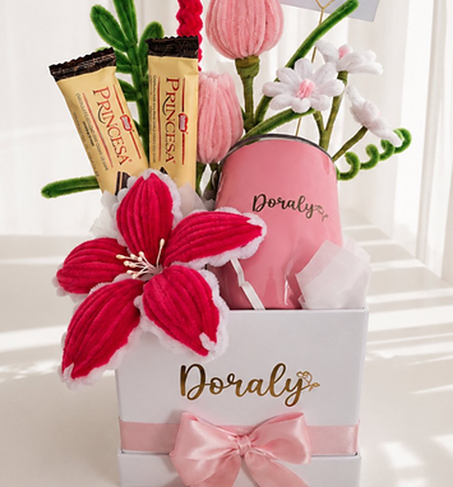 Caja blanca con flores rojas de limpiapipas, chocolates y mug con nombre