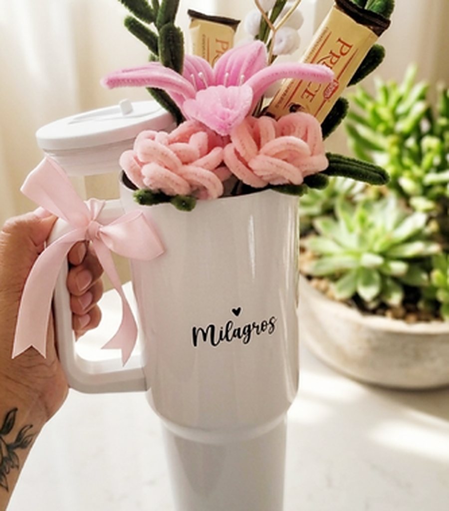 Termo blanco con flores de limpiapipas rosas y nombre grabado